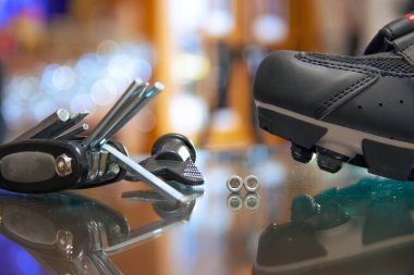 Bisiklet sürmek için özel aletler ve ayakkabılar. Spor konsepti, bisiklet hazırlığı.