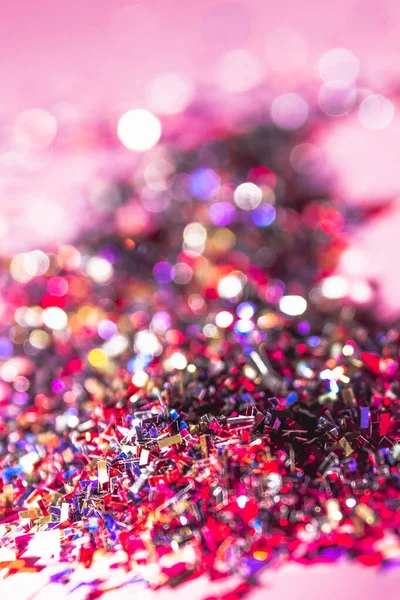 Zbliżenie Kilku Lśniących Konfetti Różowym Tle Karnawał Koncepcja Imprezy Fotografia — Zdjęcie stockowe