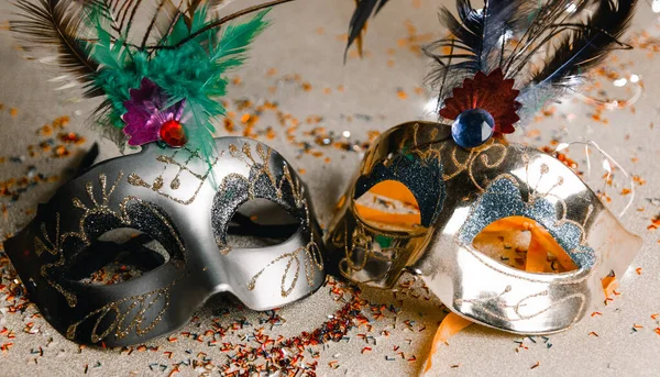 Aufnahme Zweier Venezianischer Masken Eine Silberne Und Eine Goldene Auf — Stockfoto