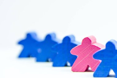 Tahta bebekler. Kadın ve erkeğin soyut görüşü. Kalabalıktan, liderlikten, farklı kavramlardan. kişilik eşitlik mücadelesi