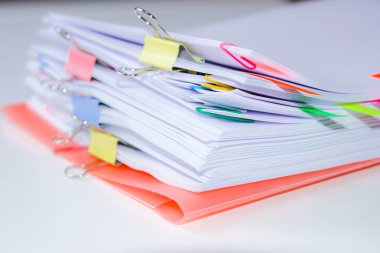 Şarjör ve kıskaçlarla tutturulmuş çarşafları yakın çekim. Yatay fotoğrafçılık. Bilgi aşırı yükleme kavramı