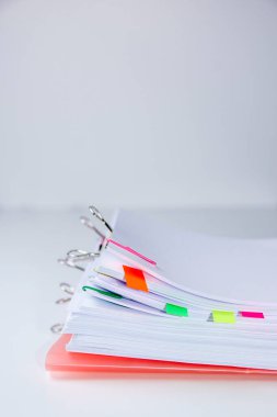 Şarjör ve kıskaçlarla tutturulmuş çarşafları yakın çekim. Dikey fotoğrafçılık. Bilgi aşırı yükleme kavramı