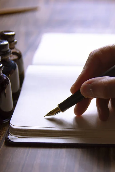 Primo Piano Una Penna Stilografica Notebook Diversi Calamai — Foto Stock