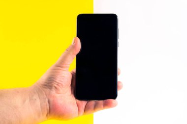 Farklı renkte arka planlarda akıllı telefon taklidi yap.