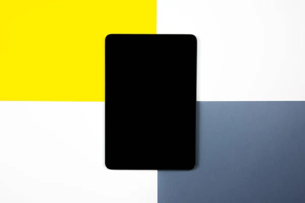 Mock Eines Tablets Auf Verschiedenfarbigem Hintergrund — Stockfoto