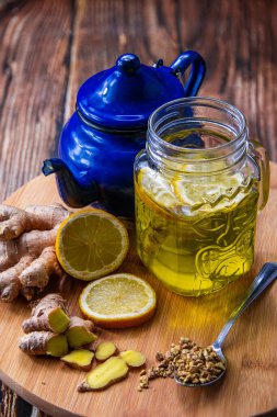 Zencefilli ve limonlu karışımı hazırlamak için gerekli malzemeler. Doğal tıp ve homeopati kavramı
