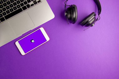 İspanya. 03, 05, 2021. Bilgisayar klavyesinde video canlı yayın platformunun logosu olan akıllı telefon ekranının kapanışı