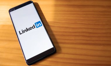 İspanya, 04, 08, 2021. LinkedIn uygulamalı akıllı telefon ekranda. LinkedIn iş odaklı bir sosyal ağ hizmetidir.
