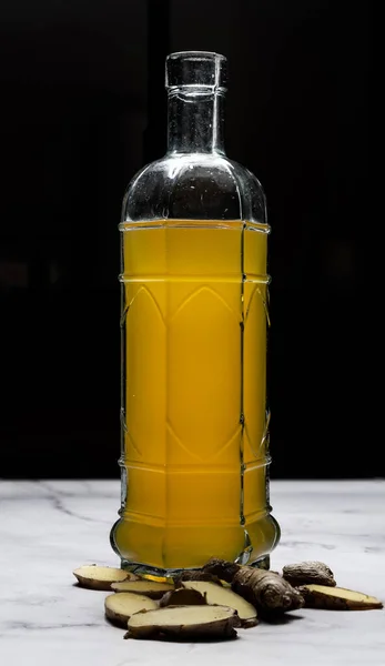 Fotografía Vertical Contra Luz Una Botella Con Kombucha Jengibre Limón — Foto de Stock
