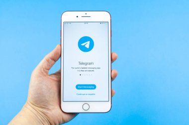 İspanya. 30,04,2021. Apple iPhone 7 ekranındaki telgraf uygulama simgesi. Telgraf uygulaması simgesi. Telegram bir çevrimiçi sosyal medya ağıdır. Sosyal medya uygulaması