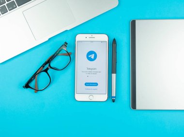 İspanya. 30,04,2021. Apple iPhone 7 ekranındaki telgraf uygulama simgesi. Telgraf uygulaması simgesi. Telegram bir çevrimiçi sosyal medya ağıdır. Sosyal medya uygulaması