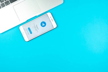 İspanya. 30,04,2021. Apple iPhone 7 ekranındaki telgraf uygulama simgesi. Telgraf uygulaması simgesi. Telegram bir çevrimiçi sosyal medya ağıdır. Sosyal medya uygulaması