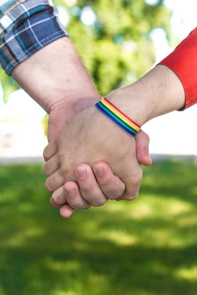 Dvě Ruce Propletené Teplou Vlajkou Zápěstí Tvrzení Konceptu Gay Pride — Stock fotografie