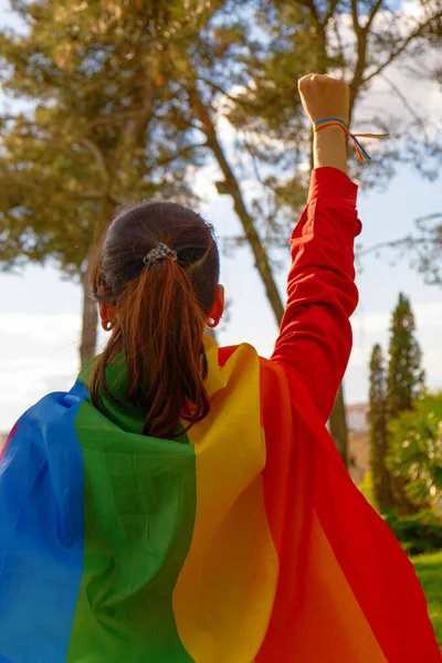 Transgenderová Dívka Teplou Vlajkou Zvednutou Pěstí Autentické Nebinární Osoby Gay — Stock fotografie