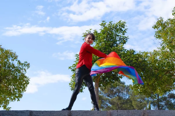 Transgenderová Dívka Teplou Vlajkou Autentické Nebinární Osoby Gay Pride Day — Stock fotografie