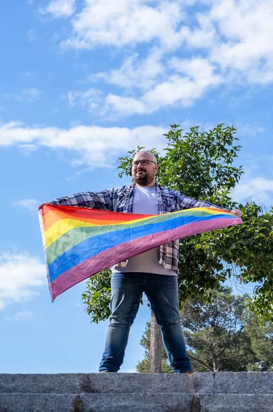 Chlapec Držící Duhovou Vlajku Vlál Větru Gay Láska Den Homosexuální — Stock fotografie