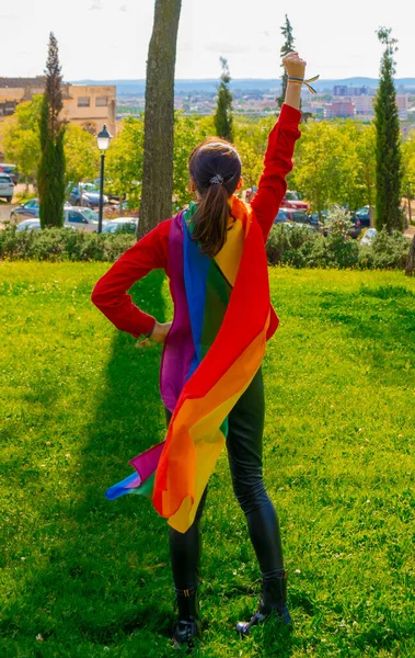 Transgenderová Dívka Teplou Vlajkou Zvednutou Pěstí Autentické Nebinární Osoby Gay — Stock fotografie