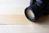 Nad hlavou záběr reflexní kamery na dřevěném stole. Světový fotografický den. Kopírovat prostor