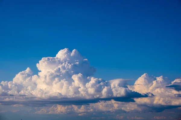 Μπλε Καλοκαιρινός Ουρανός Άσπρα Σύννεφα — Φωτογραφία Αρχείου