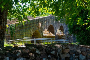 Portekiz 'in Marvao şehrinde ortaçağ köprüsü. Kırsal turizm