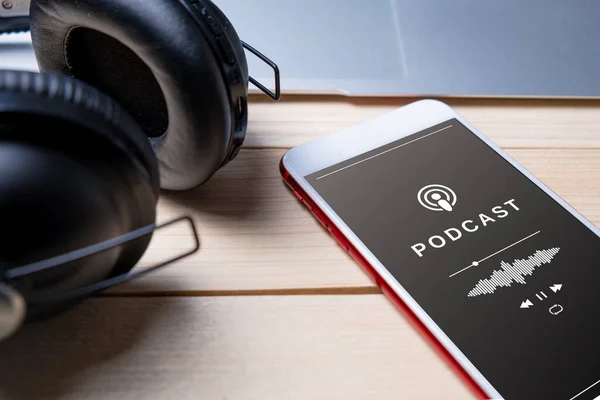 Close Dari Smartphone Memainkan Podcast Dengan Earphone Atas Meja Penonton Stok Gambar Bebas Royalti