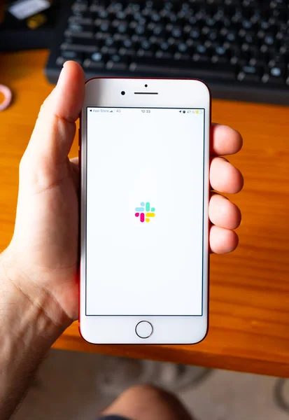 Estremadura 2021 Eine Hand Hält Ein Iphone Mit Der Slack — Stockfoto