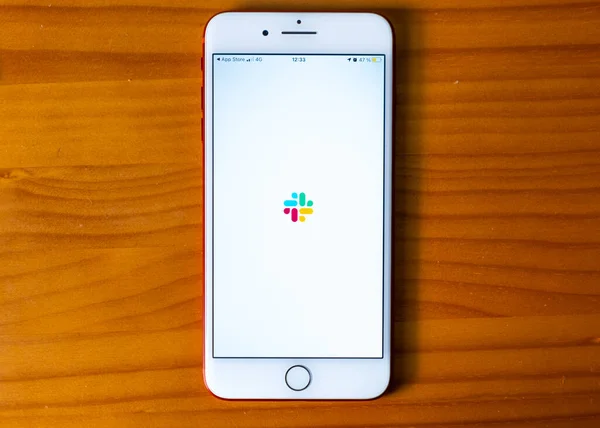 Estremadura 2021 Overhead Aufnahme Eines Iphones Mit Der Slack App — Stockfoto