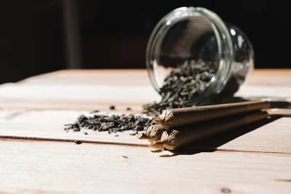 Close Três Canábis Com Maconha Picada Mesa Madeira Conceito Cannabis — Fotografia de Stock