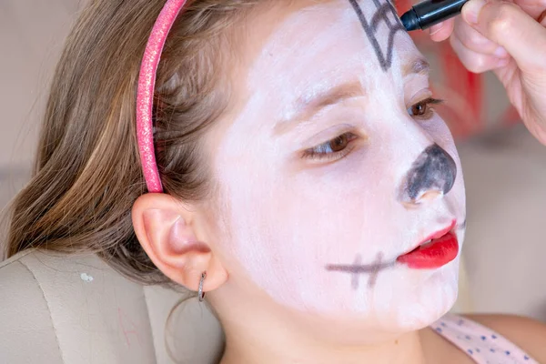 Close Rosto Uma Menina Que Está Sendo Inventado Por Sua — Fotografia de Stock