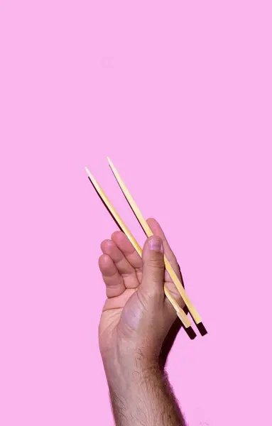 Рука Чоловіка Який Тримає Японські Палички Рожевому Фоні Суші Японська — стокове фото