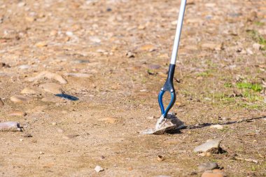 Kerpeten tarladaki çöpleri toplarken çekilen detaylı fotoğraf. Çevre kirliliği kavramı, çevre eylemcileri