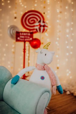 Bir fotoğraf stüdyosundaki noel fotoğrafçısında keklerle ve kurabiyelerle.