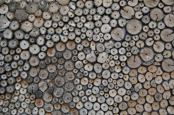 Fondo de madera. rondas de madera clavadas a la pared — Foto de Stock