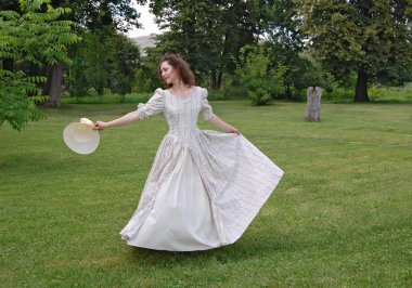 Dans ve şapkasını vintage içinde dokunmadan Avrupa kadın elbise parkta. 