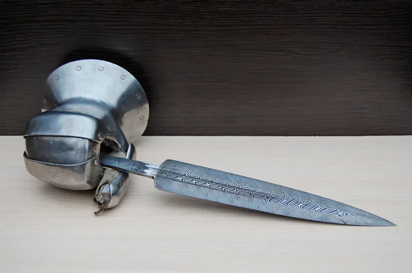 Uma faca de damasco na mão de cavaleiro — Fotografia de Stock