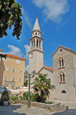 Budva, Karadağ, eski kasaba görünümü. Aziz Ivan Kilisesi