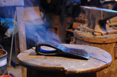 Dövme sonra ax. Metal dumanı tüten