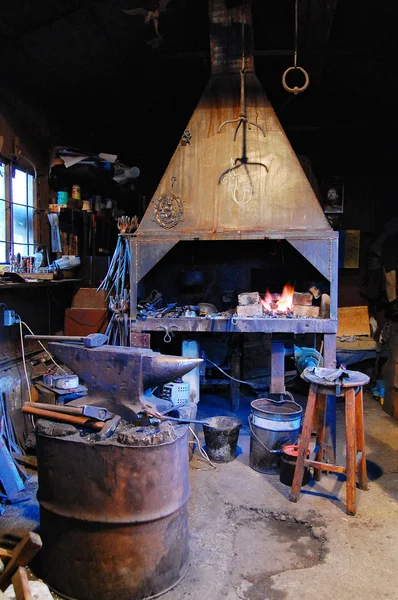 Vieille forge. forger au Moyen Âge — Photo