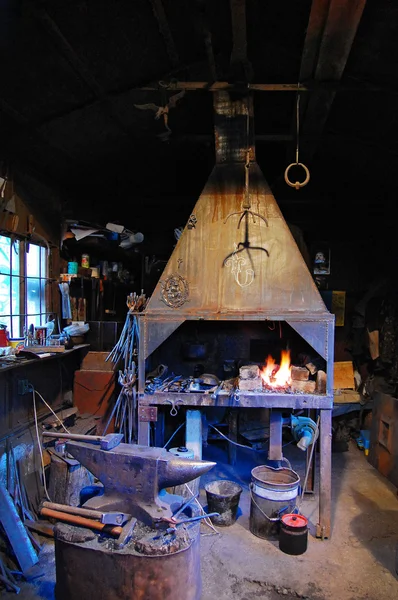 Vieille forge. forger au Moyen Âge — Photo