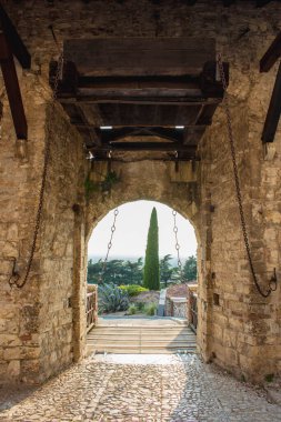 Kapatın. Ortaçağ kalesi (Castello di Brescia) siperleri, bir kulesi, asma köprüsü ve surları vardır. Lombardy, İtalya
