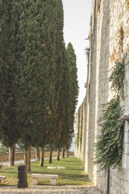 Kapatın. Ortaçağ kalesi (Castello di Brescia) siperleri, bir kulesi, asma köprüsü ve surları vardır. Lombardy, İtalya