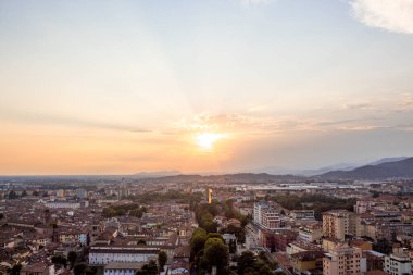 Gün batımında Kale 'den Brescia' nın silueti. Eski Roma kalesi. İtalya 'nın Lombardiya bölgesi.