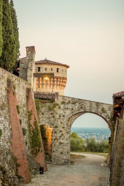 Kapatın. Ortaçağ kalesi (Castello di Brescia) siperleri, bir kulesi, asma köprüsü ve surları vardır. Lombardy, İtalya