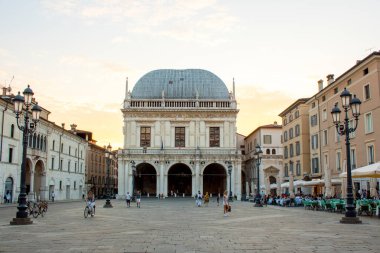 Yazın sonunda gün batımında Brescia meydanının panoramik manzarası (Palazzo della loggia).
