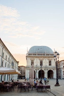 Yazın sonunda gün batımında Brescia meydanının panoramik manzarası (Palazzo della loggia).