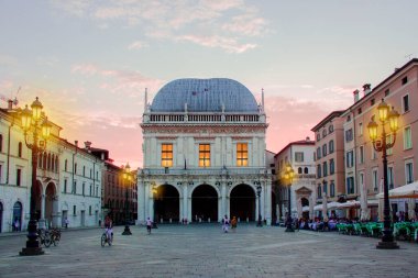 Yazın sonunda gün batımında Brescia meydanının panoramik manzarası (Palazzo della loggia).