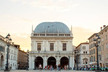 Yazın sonunda gün batımında Brescia meydanının panoramik manzarası (Palazzo della loggia).