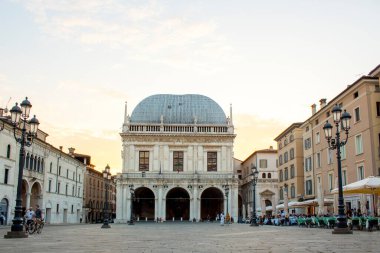 Yazın sonunda gün batımında Brescia meydanının panoramik manzarası (Palazzo della loggia).