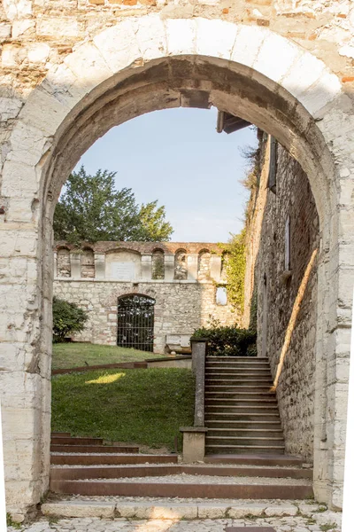 Közelről Középkori Kastély Castello Brescia Bástyákkal Toronnyal Felvonóhíddal Bástyákkal Lombardy — Stock Fotó