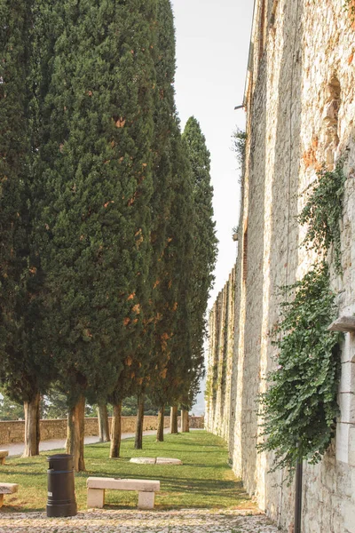 Kapatın. Ortaçağ kalesi (Castello di Brescia) siperleri, bir kulesi, asma köprüsü ve surları vardır. Lombardy, İtalya